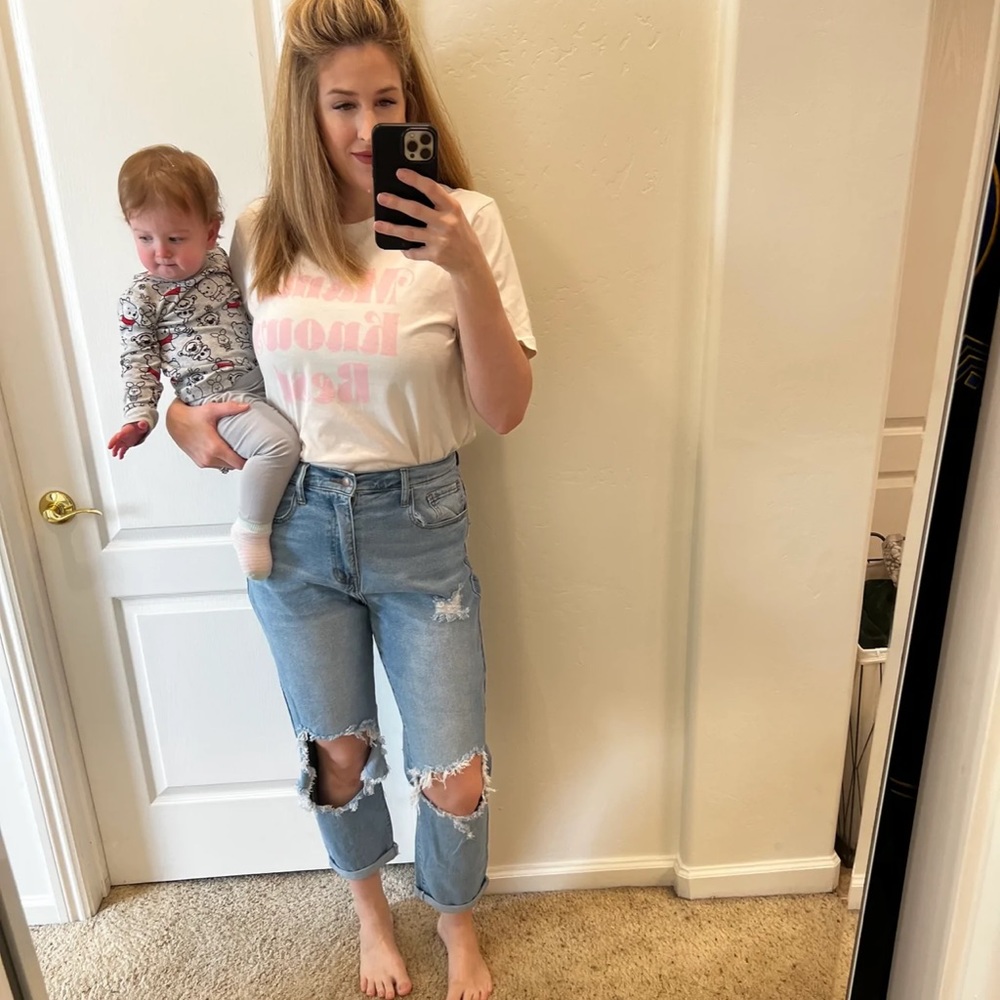 Mama Knows Best Graphic Tee • White
